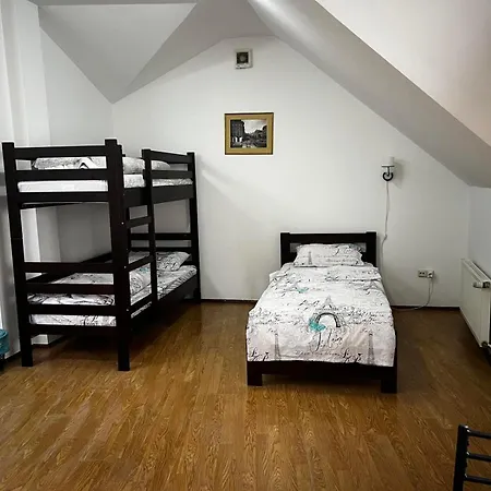 Hostel старий дворик,кімнати 10 хв від жд вокзалу, корпус 3 Lvov