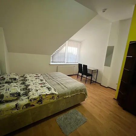 Hostel старий дворик,кімнати 10 хв від жд вокзалу, корпус 3 Lviv