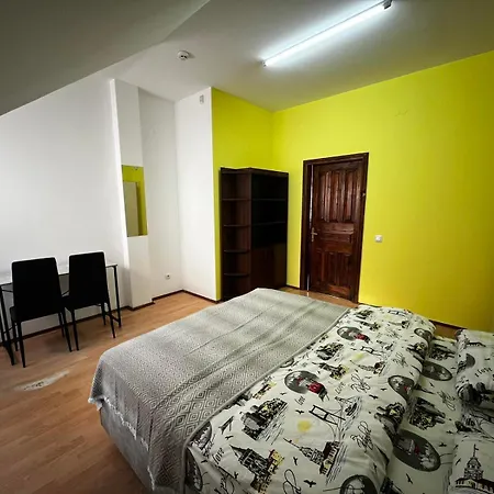 старий дворик,кімнати 10 хв від жд вокзалу, корпус 3 Hostel Lemberg