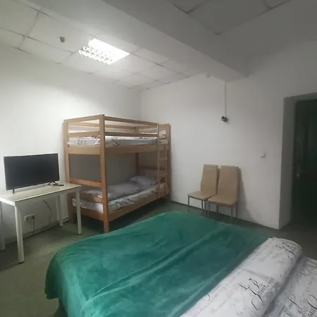 старий дворик,кімнати 10 хв від жд вокзалу, корпус 3 Hostel *